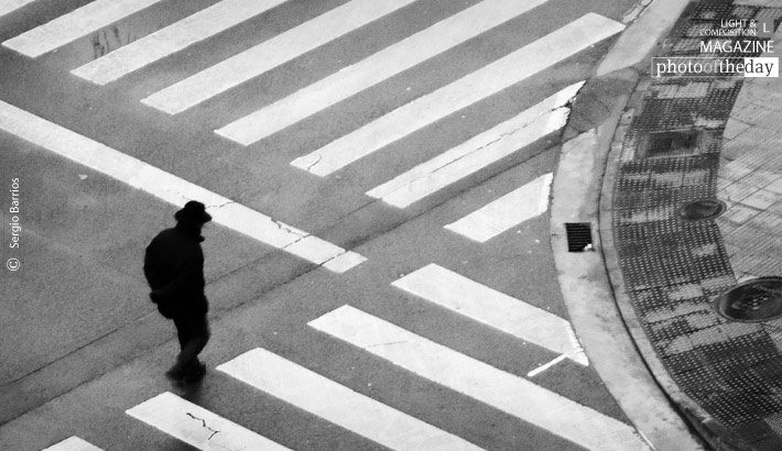 Cruzando, by Sergio Barrios Cruzando, by Sergio Barrios - Street Photography, Photojournalism, Photography Award, Photo of the Day, Sergio Barrios