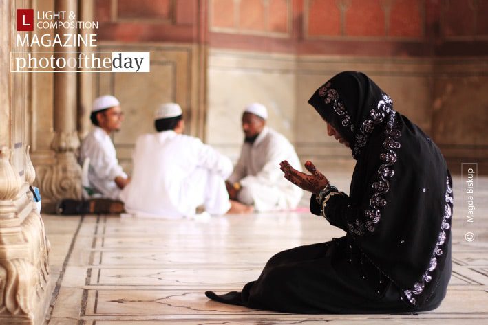 Praying, by Magda Biskup - Photojournalism, Photography, Documentary Photography, Award Winning Photo, Islamic Photography