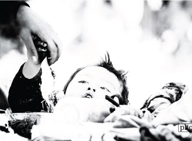 Give Me a Hand, by Shirren Lim Give Me a Hand, by Shirren Lim - Photojournalism, Black and White Photography, Photography Awards, Documentary Photography, Online Photography Courses