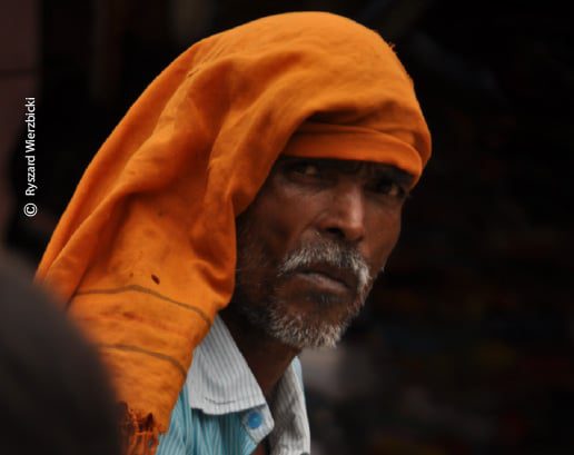 Oranger, by Ryszard Wierzbicki Oranger, by Ryszard Wierzbicki - Candid Photography, Award Winning Photography, Photojournalism, Street Photography, Documentary Photography