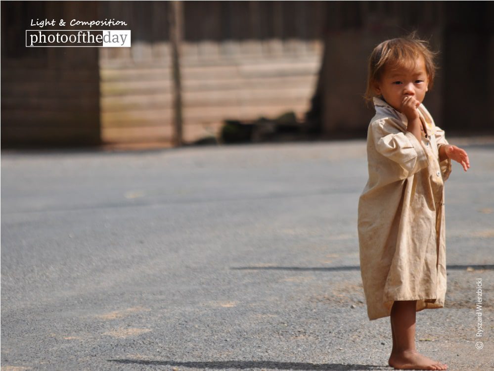 The Girl by the Road, by Ryszard Wierzbicki The Girl by the Road, by Ryszard Wierzbicki - Photojournalism, Documentary Photography, Candid Photography, Ryszard Wierzbicki, Photo of the Day