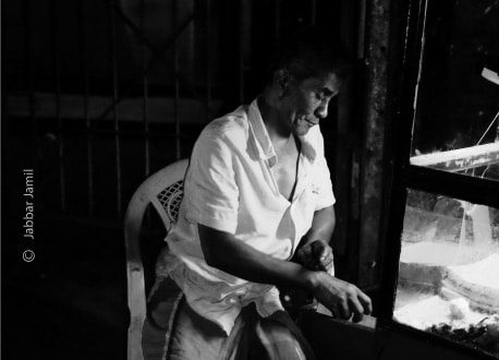 Working at Night, by Jabbar Jamil Working at Night, by Jabbar Jamil - Night Photography, Photojournalism, Street Photography, Photography Awards, Black and White Photography