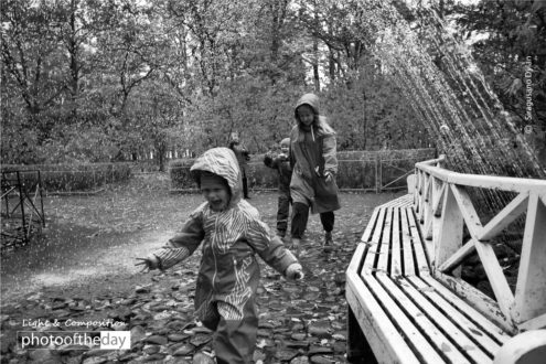 Monther and Daughter Playing by Siragusano Dylan - Photojournalism, Black and White Photography, Award Winning Photography, Mother Daughter Photography, Light & Composition University