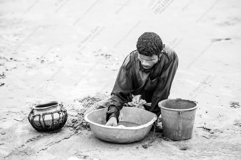 Man with Basins on the Sand Man with Basins on the Sand - Fine Art Photography Print, Limited Edition Photography, Monochrome Photography, Documentary Photography, Nasrul
