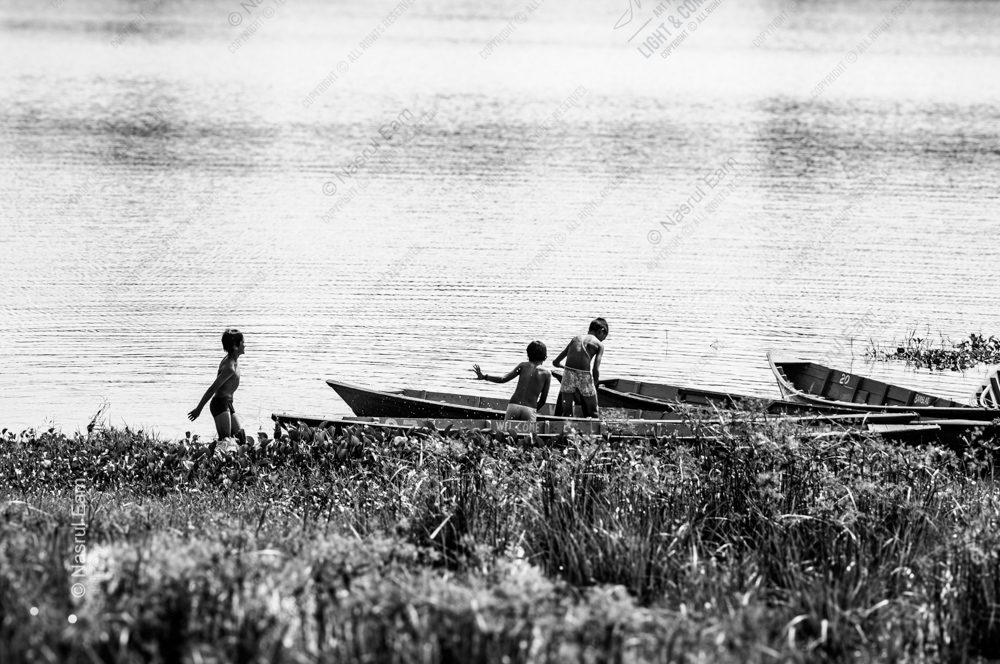 Children Caught in a Fleeting Gesture