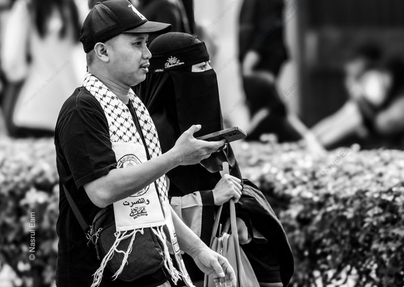 Man with Keffiyeh and Woman in Niqab - Fine Art Photography Print, Limited Edition Photography, Black and White Photography, Portrait Photography, Contemporary Art Photography