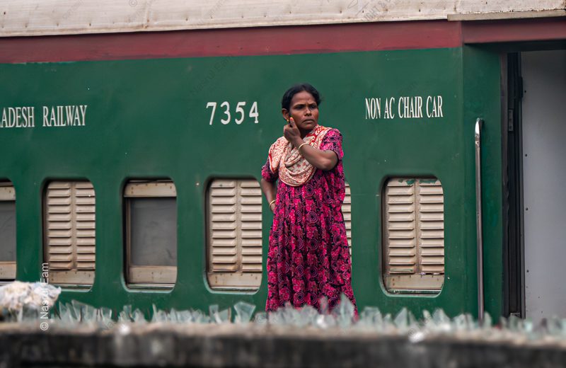 Woman at the Railway Wall nasrul eam 20250922 Dhaka Rajshahi Train EN1 0808