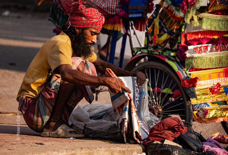 A Rickshaw Driver's Roadside Task nasrul eam 20250930 Dhaka Rajshahi Train EN1 1047