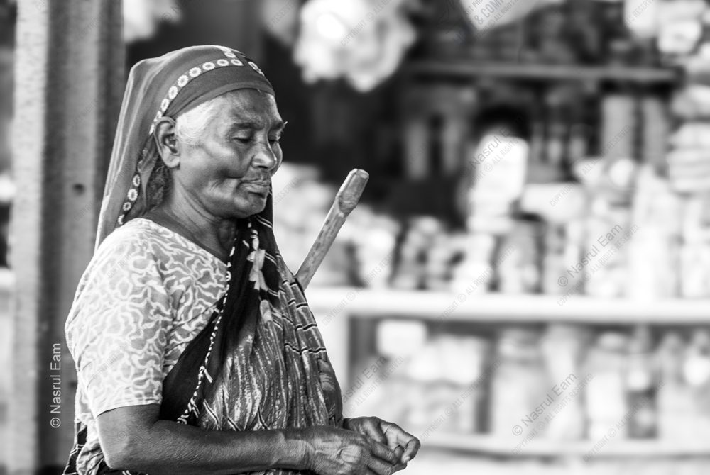 Woman with a Wooden Staff nasrul eam 20251013 Dhaka Rajshahi Tour 12 14 EN1 1729