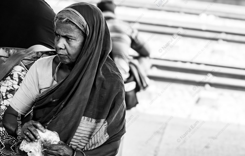 Woman Seated at the Wayside nasrul eam 20251014 Dhaka Rajshahi Tour 12 14 EN1 3070