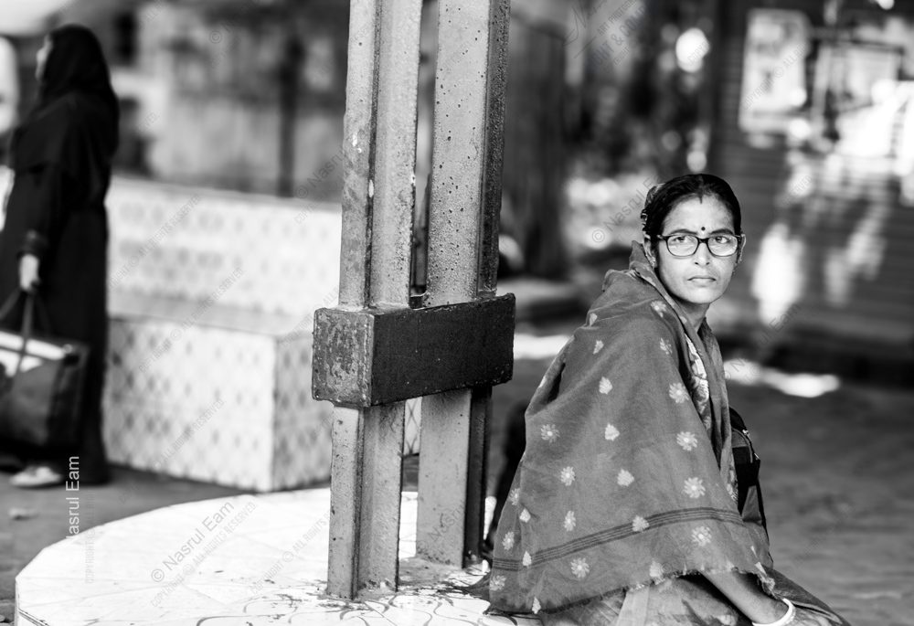 Woman by the Iron Post nasrul eam 20251014 Dhaka Rajshahi Tour 12 14 EN1 3085