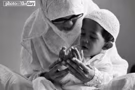 Supplication, by Shahnaz Parvin - Photojournalism, Islamic Photography, Documentary Photography, Photography Awards, Shahnaz Parvin