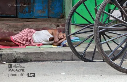 Sleep on the Wheel, by Avishek Das - Documentary Photography, Photojournalism, Street Photography, Award Winning Photography, Avishek Das