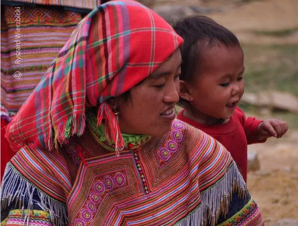 Hmong Mother and the Child, by Ryszard Wierzbicki - Photojournalism, Candid Photography, Award Winning Photography, Hmong, Ryszard Wierzbicki