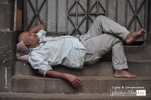 Mumbai Siesta, by Ryszard Wierzbicki - Street Photography, Photojournalism, Photography Awards, Mumbai, Ryszard Wierzbicki