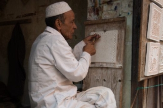 Craftsman in Marrakesh by Ola Cedell
