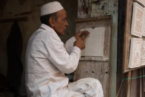 Craftsman in Marrakesh by Ola Cedell