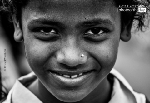 Pune Street Smile by Ryszard Wierzbicki - Portrait Photography, Photojournalism, Street Photography, Award-Winning Photography, Ryszard Wierzbicki
