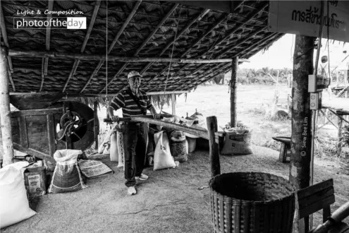 Paddy Husking by Siew Bee Lim - Photojournalism, Award-Winning Photography, Black and White Photography, Paddy Husking, Siew Bee Lim