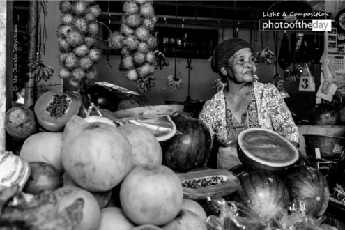 Fruit Woman by Shri Chandra Satryotomo - Photojournalism, Black and White Photography, Photography Awards, Art Photography, Shri Chandra Satryotomo