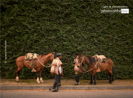 Backstage Flirting by Ignacio Amenábar - Photojournalism, Photography, Art Photography, Photo of the Day, Ignacio Amenábar