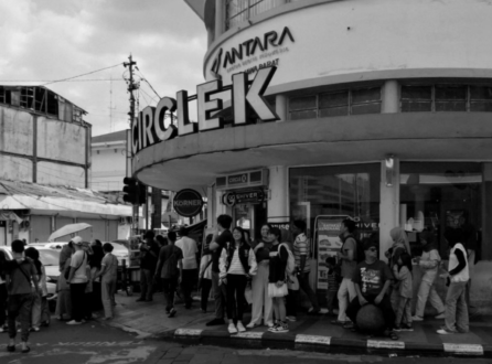 Enjoying Holiday by Ernest Kustiadihardjo - Holiday Photography, Photojournalism, Photography Education, Ernest Kustiadihardjo, Art Photography