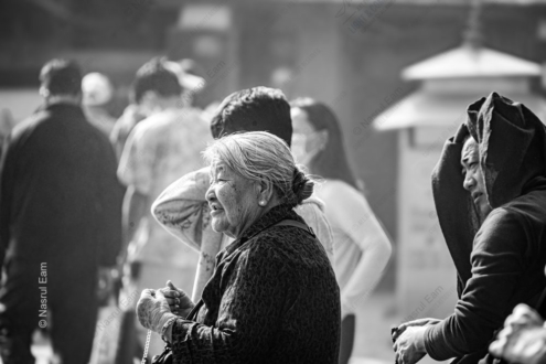 A Contemplative Gaze in the Crowd