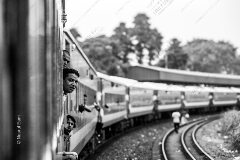 Gaze from the Curving Train