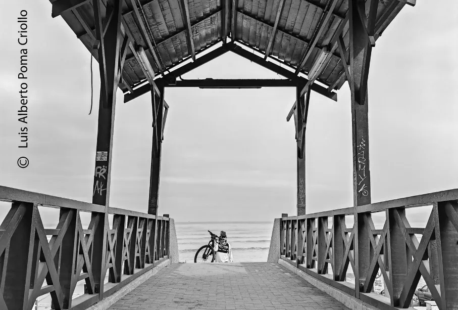 Waiting for the Moment by Luis Alberto Poma Criollo - Photo of the Day, Art Photography, Photojournalism, Black and White Photography, Light & Composition University